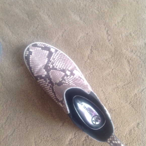 Sneakers - Picture 4 of 4